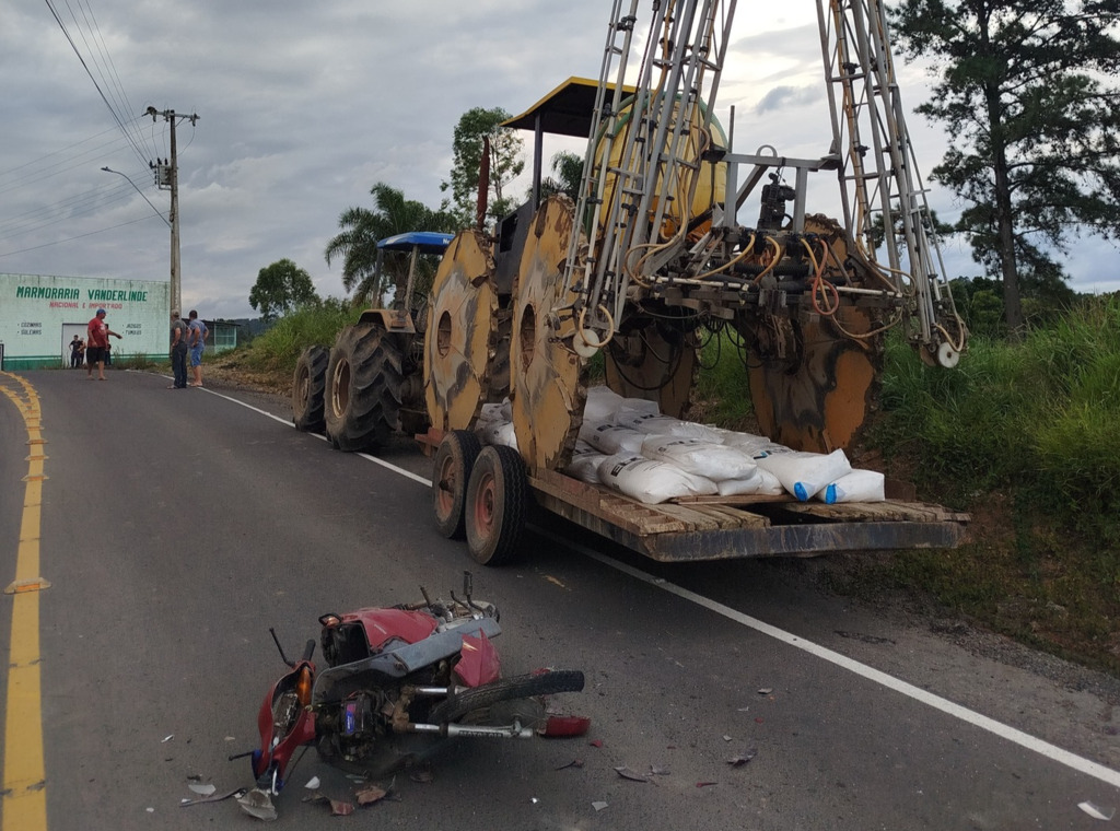 Acidente entre moto e trator deixa homem ferido em Pouso Redondo