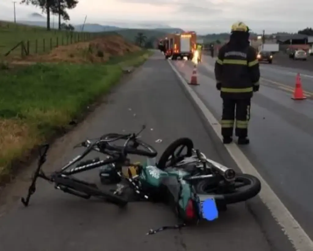 Acidente entre moto e bicicleta deixa dois feridos na BR-470, em Pouso Redondo