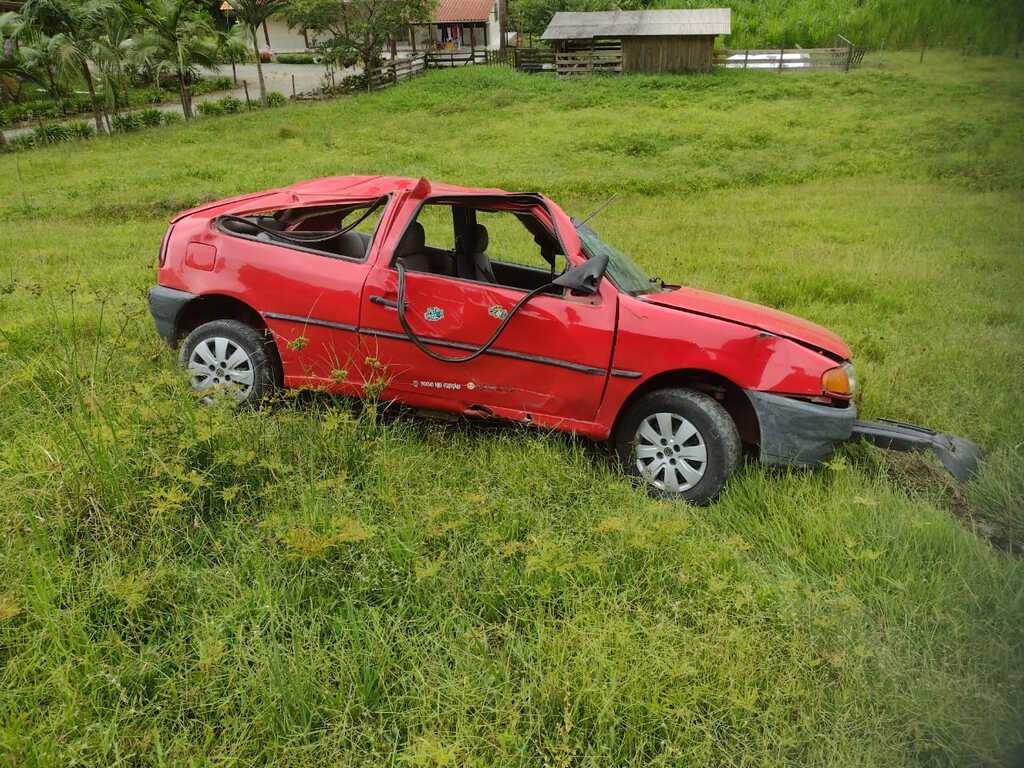 Veículo sai da pista e capota em ribanceira em Rio do Sul