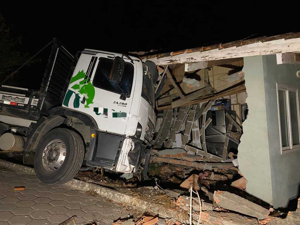 Caminhão desgovernado atinge residência em Ituporanga