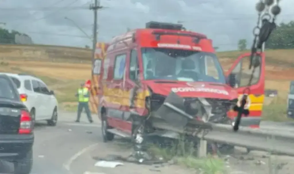 Viatura dos Bombeiros colide com caminhão durante atendimento na BR-470