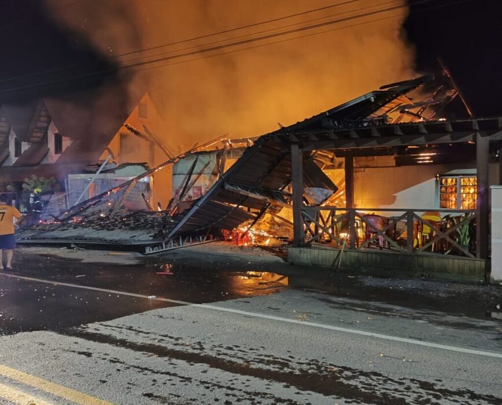 Edificação comercial é destruída em incêndio em Agrolândia