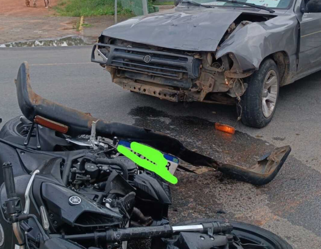 Bombeiros atendem acidente entre carro e moto