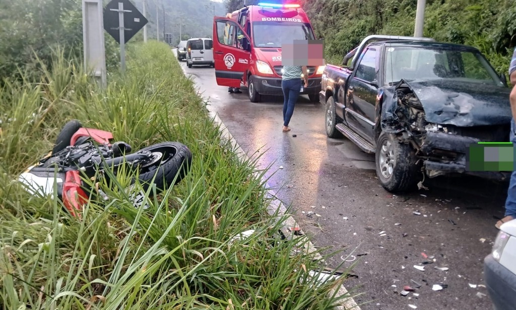 Bombeiros Voluntários de Presidente Getúlio atendem grave colisão entre carro e moto