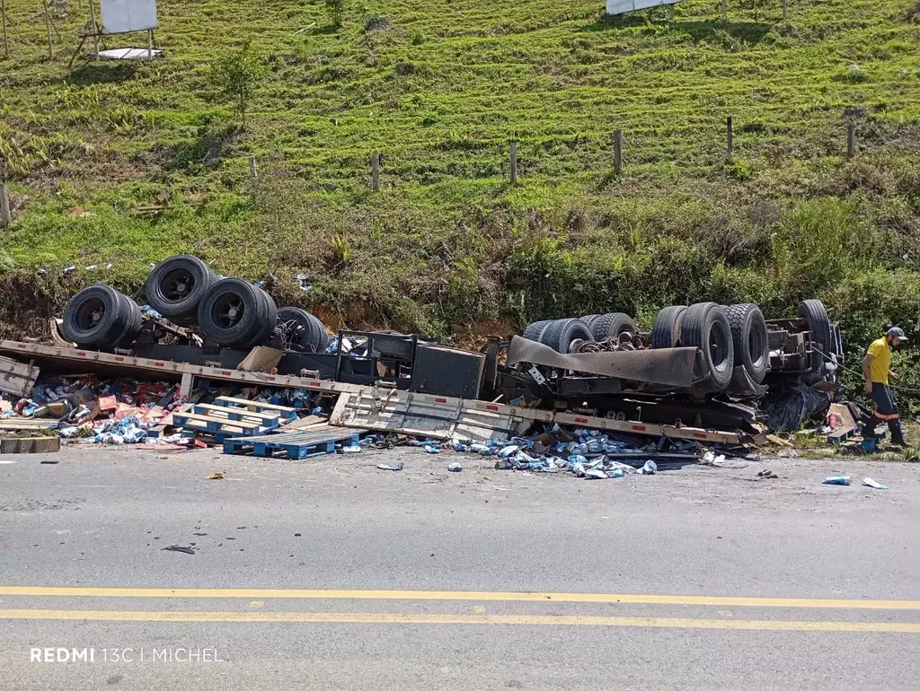 Carreta capota na BR-470 e motorista fica preso nas ferragens em Pouso Redondo