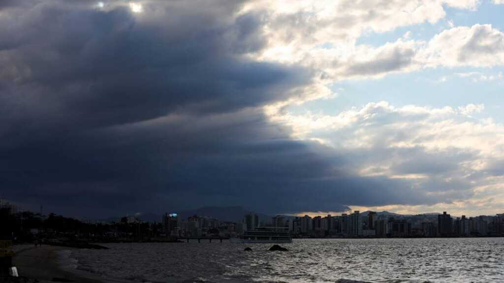 Semana começa com calor e pancadas de chuva em Santa Catarina