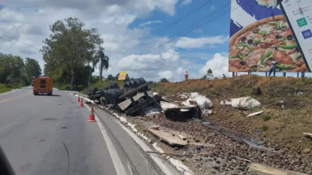 Caminhão carregado com beterrabas tomba na BR-470 em Lontras