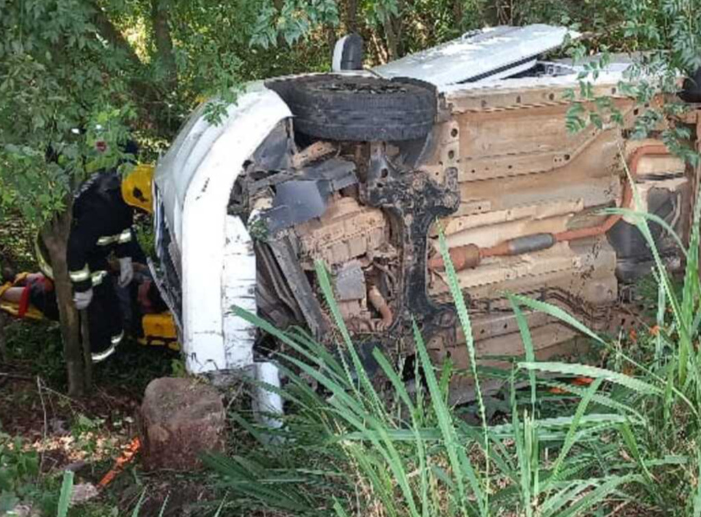 Cadeirante fica ferido após capotamento na BR-470 em Rio do Sul