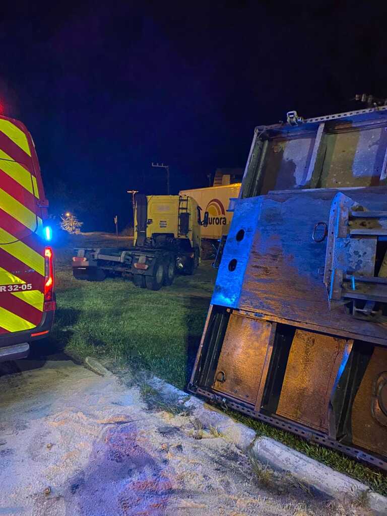 Carreta tomba na BR-470 em Ascurra; motorista é levado ao hospital