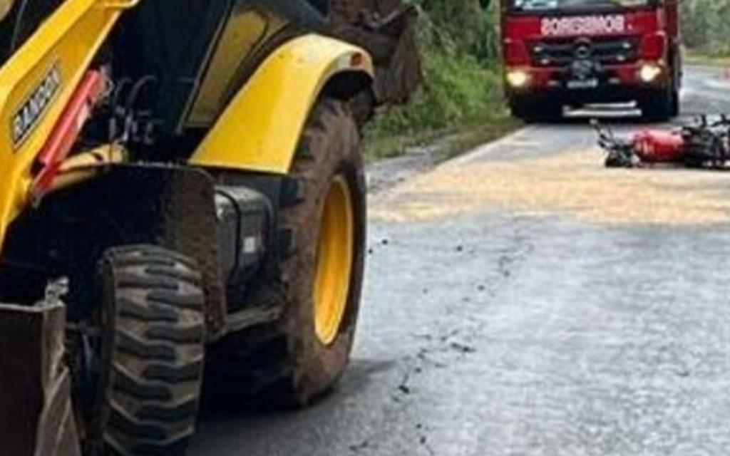 Motociclista fica gravemente ferido em acidente com retroescavadeira em Presidente Getúlio